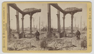 Stereograf av en mann som kjøler ned en safe blant ruinene etter Chicago-brannen i 1871, 1871 (bw-bilde på kortfeste) av George N. Barnard