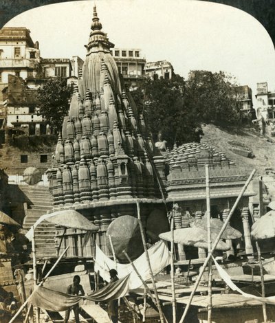Templer på bredden av Ganges, Benares, India, c1909. av George Rose