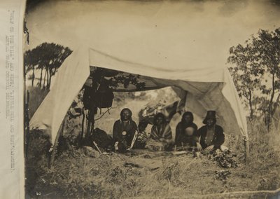 "Ulv på bakken" og kone; Lille okse og kone (Apaches) årlige storrådsdelegater av George W. Ingalls