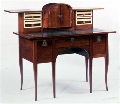 Skrivebord med messinginnlegg og beslag (mahognitre) av George Walton