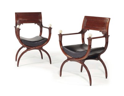 Par curule lenestoler fra slutten av Louis XVI-tiden, før 1792 (mahogni med lær og elfenben) av Georges (attr. to) Jacob