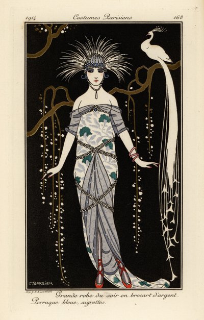 Flott aftenkjole i sølvbrokade, blå parykk og fjær. av Georges Barbier