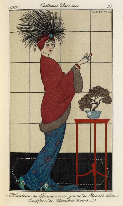 Manteau de Damas rose garni de Renard bleu Coiffure de Paradis noirs. Kostymer Parisiens nr.35. Kvinnen har på seg en damaskrosa frakk foret med pels over en blåmønstret kjole, og en fjærkledd hodeplagg med en blå stein av Georges Barbier
