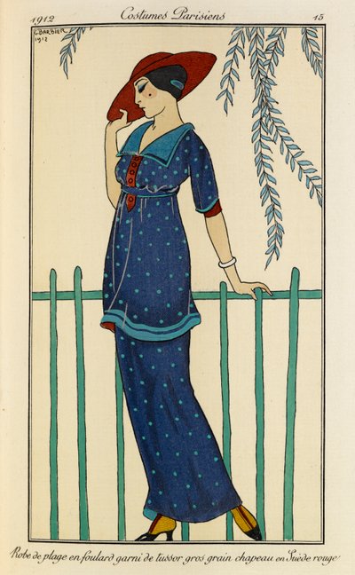 Robe de plage en foulard garni de tussor gros grain chapeau en Suède rouge. Kostymer Parisiens nr.15. Kvinne iført en strandkjole og et råsilkeskjerf trimmet med grosgrain i flekkete blått og en rød lue. av Georges Barbier