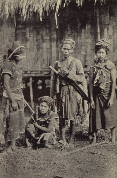 Burma: En Kachin-mann med den karakteristiske dah, og tre kvinner (s/hvitt-bilde) av Georges Bertin Scott