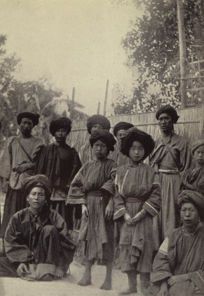 Burma: En gruppe Lihsaw-menn og kvinner (s/hvitt-bilde) av Georges Bertin Scott