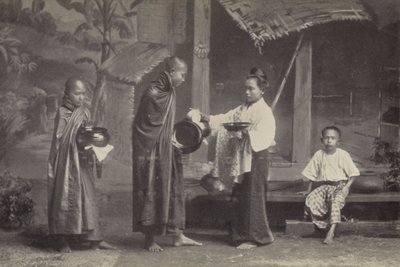 Burma: Pongyien med tiggerskålen sin (s/hvitt-bilde) av Georges Bertin Scott