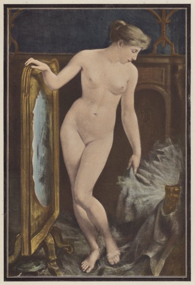 Kvinne som vurderer en hodeplagg (farge litho) av Georges Roussin