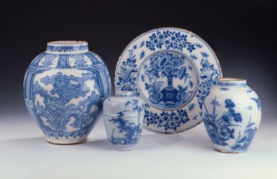 Et utvalg Frankfurt blå og hvit keramikk i kinesisk stil, ca. 1680-90 (keramikk) av German School