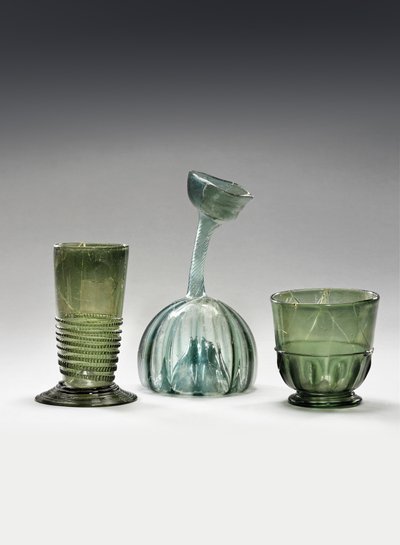 Et waldglassbeger, et strangenglass og en kuttrolf (glass) av German School