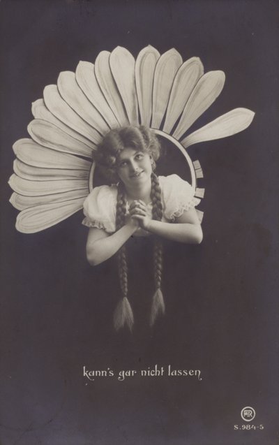 Eine junge Frau mit langen Zöpfen steckt ihren Kopf durch eine Blume von German School