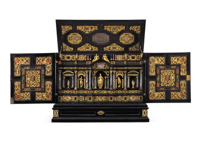 Et Augsburg forgylt metall, bergkrystall og pierre dure-montert ibenholt, kingwood og ebonisert bordskap, ca. 1630-40 av German School