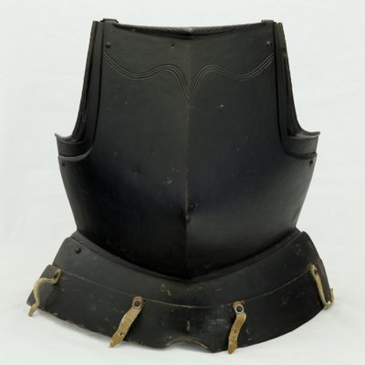 Brystplate, sent på 1500-tallet (jern og svart maling med moderne skinn) av German School
