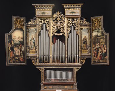 Kororgel med åpne paneler (tre og metall) av German School