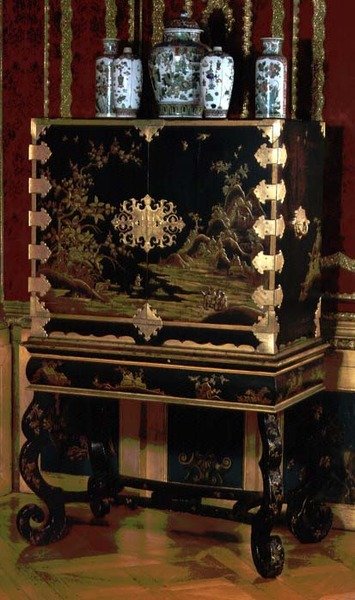 Dekorert skap på stativ, tilskrevet Gerard Dagly, berlinsk lakkmester kjent som en orientalsk kopist, ca. 1700 (svart og gull lakk) av German School
