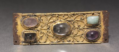 Dekorativ plakett, sannsynligvis fra et relikvieskrin, ca. 1200 (forgylt kobber, gulltråd, cabochons) av German School
