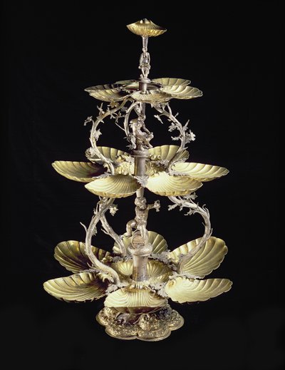 Preget bord midtstykke med skjellformede fat av D.T. Moye, Hamburg, 1633-44 (forgylt sølv) av German School