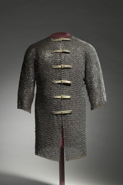 Hauberk, ca. 1400-1450 (stål- og messingringer, naglet med moderne spenner og stropper) av German School