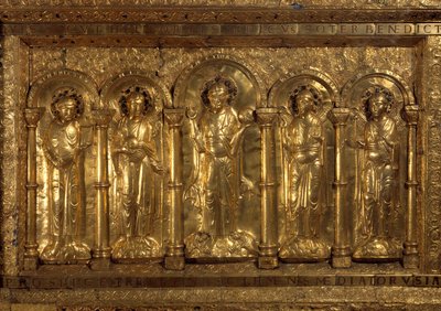 Foran alteret til Cathedrale of Bale Around the Benching Christ, de tre erkeenglene (Michael, Gabriel og Raphael) og Saint Benedict of Nursie, og ved hans føtter sa keiser Henry II den hellige (973-1024) og Imponer Cunegonde (975-103 av German School