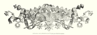 Ornament funnet av den tyske arkeologen Heinrich Schliemann under hans utgravninger av stedet for det gamle Troja (litho) av German School