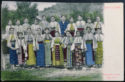 Postkort som viser rumensk tradisjonell kjole i regionen Arges, ca. 1900-10 av German School
