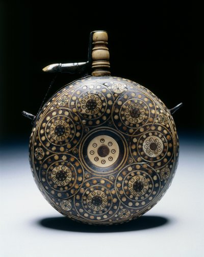 Pulverkolbe, ca. 1620-50 (valnøtt med horn, bein, messing og jern) av German School