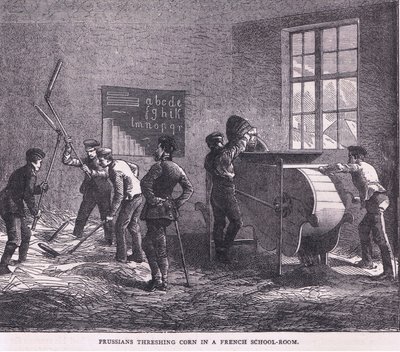 Prøyssere som tresker mais i et fransk skolerom, Cassells History of the War between France and Germany utgitt av Cassell and Company Limited, ca. 1890 (litho) av German School