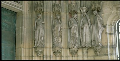 De fem tåpelige jomfruene, karmfigurer fra Paradise-portalen, figurer skåret ut ca. 1250, veranda bygget ca. 1350 (se også 173982 og 173984) av German School