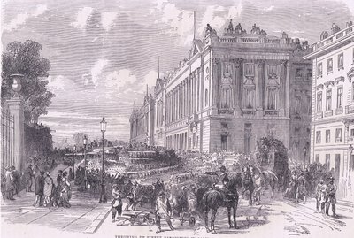 Kaster opp gatebarrikader i Paris, Cassells History of the War between France and Germany utgitt av Cassell and Company Limited, ca. 1890 (litho) av German School