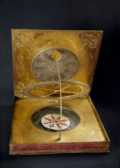 Universal solcelleklokke laget av kobber, gull, glass og papir laget i Tyskland. Debut av 1600-tallet Sun. 24,7x25,7 cm Firenze, Istituto e Museo di Storia delle Scienze av German School
