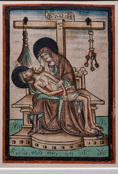 Vesperbild (Lamentation), akvarell tresnitt av tysk gravør, ca. 1450. Symbolene på Kristi lidenskap henger fra korset. av German School