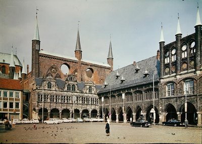 Utsikt over rådhuset på torget av German School
