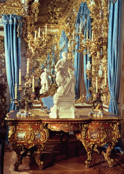 Skrivebord og statue av Louis XV i Speilrommet av German School