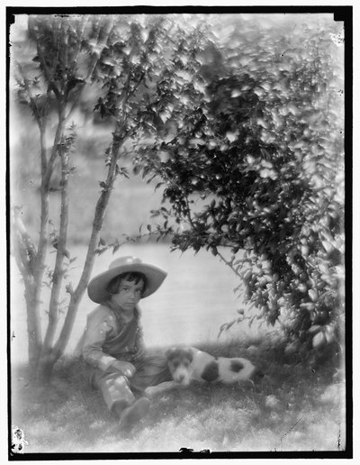 Gutt med hund av Gertrude Käsebier