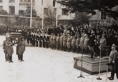 Benito Mussolini leder en statsbegravelse av en Garibaldi-soldat (s/hv-bilde) av Giacomelli Giacomelli