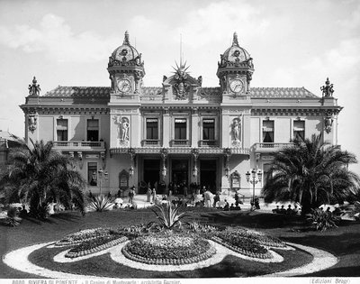 Fasade av Monte Carlo Casino. En mengde mennesker animerer trappen ved inngangen av Giacomo Brogi