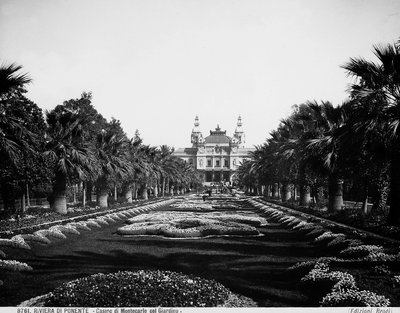 Forfra av kasinoet i Montecarlo sett fra hagens side av Giacomo Brogi