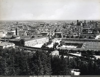 Panoramautsikt over Bologna med fabrikker og et torg. av Giacomo Brogi