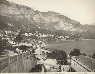 Panoramautsikt over Montecarlo i Monaco. Scenen viser ulike forbipasserende; til venstre ser vi et nærbilde av en balustrade i marmor av Giacomo Brogi