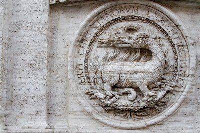 Våpenskjold på fasaden til St. Louis av den franske kirken av Giacomo della Porta