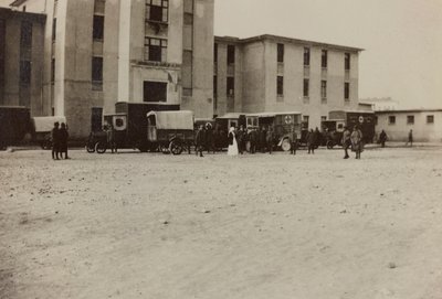 Album "Pictures of War II": Italienske soldater og Røde Kors-ambulanser i Gradisca Sagrado, Gorizia, Italia (s/hv-bilde) av Gigliucci Gigliucci