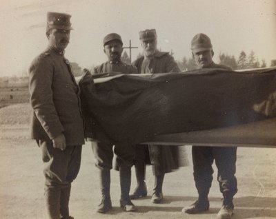 Album "Pictures of War II": Italienske soldater bærer kisten til en falne fra den store krigen (s/hv-bilde) av Gigliucci Gigliucci