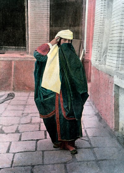 Persisk kvinne i tradisjonell drakt, c1890. av Gillot
