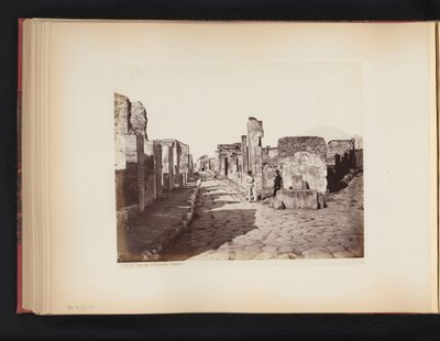 Utsikt over Strada di Sallustio i Pompeii, Italia Strada di Salustio. Pompeii (tittel på objekt) av Giorgio Sommer (attributed to)