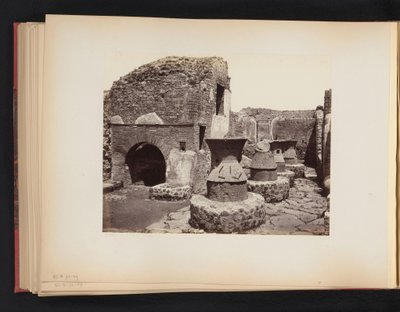 Ruinene av et bakeri i Pompeii Casa di fornai Pompei (tittel på objekt) av Giorgio Sommer (attributed to)