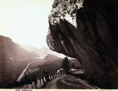 En vei i Brünigpass-fjellene, i Sveits av Giorgio Sommer