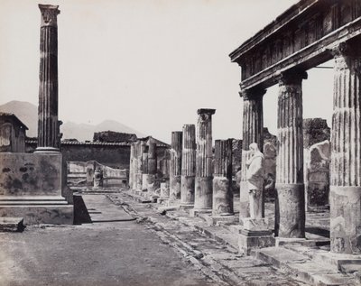 Den østlige søylegangen til tempelet til Venus Pompeiiana i Pompeii av Giorgio Sommer