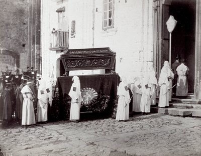 Begravelsesprosesjon av kongregasjonen San Francesco i Napoli. I forgrunnen, foran en kirke, følger tallrike 