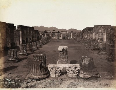 Generell utsikt over basilikaen, østsiden, Pompeii av Giorgio Sommer