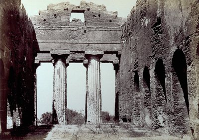 Interiør i Concordia-tempelet i Tempeldalen i Agrigento. I forgrunnen to doriske søyler; på sidene en buet kantmur av Giorgio Sommer